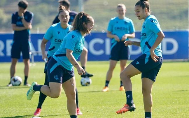 Ana Tejada bromea con Nerea en un entrenamiento reciente en Zubieta. / RUBEN PLAZA