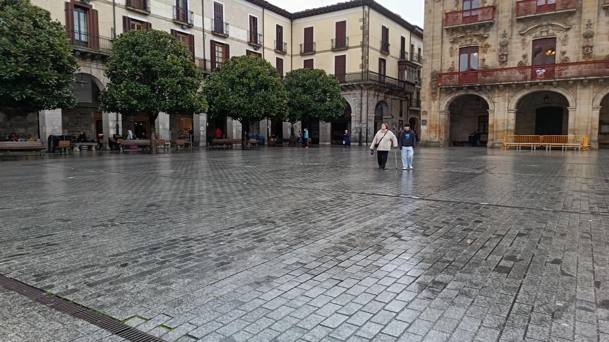 El arreglo de los adoquines de la Plaza para eliminar los desniveles de las rejillas ha sido el sexto proyecto más votado, que requerirá la mayor inversión..
