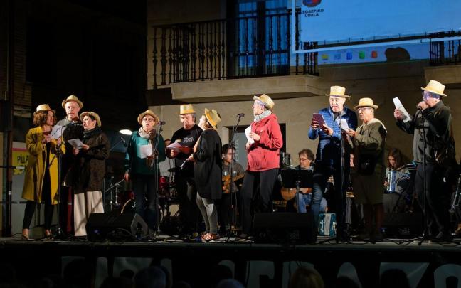 Legazpiar talde bat, iazko kantu afarian.