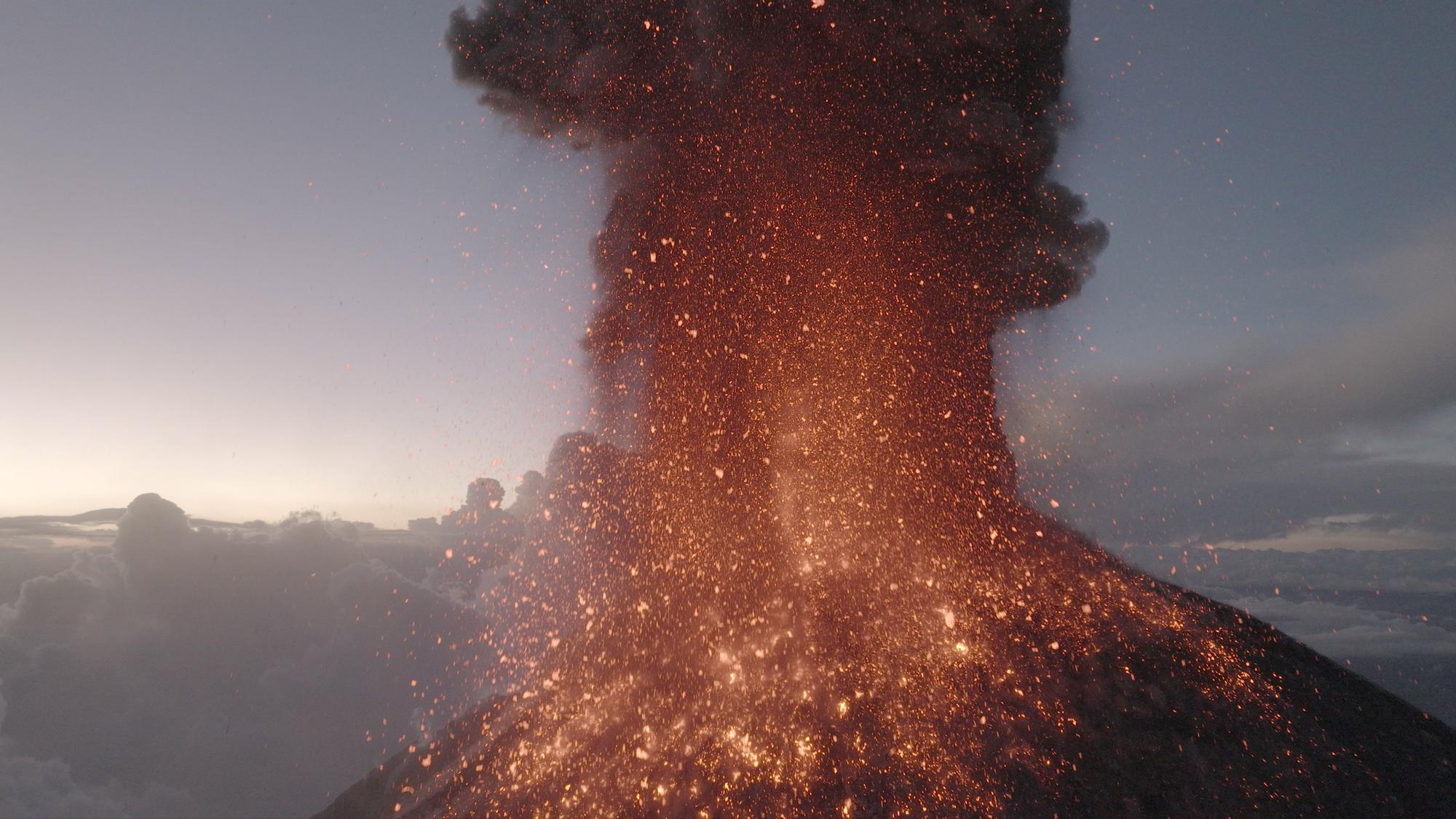 Algunos volcanes entran en erupción con una fuerza sobrecogedora.