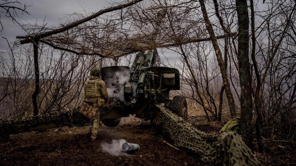 Un soldado ucraniano dispara un misil hacia posiciones rusas desde Bajmut.