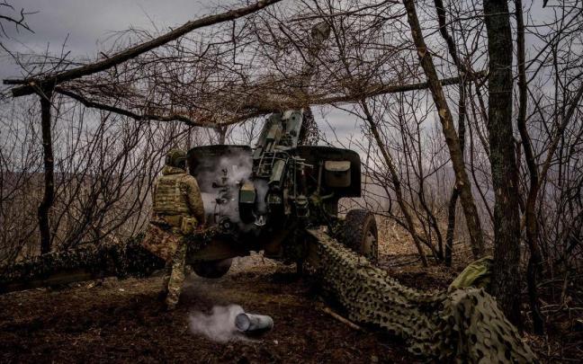 Un soldado ucraniano dispara un misil hacia posiciones rusas desde Bajmut. Un soldado ucraniano dispara un misil hacia posiciones rusas desde Bajmut.