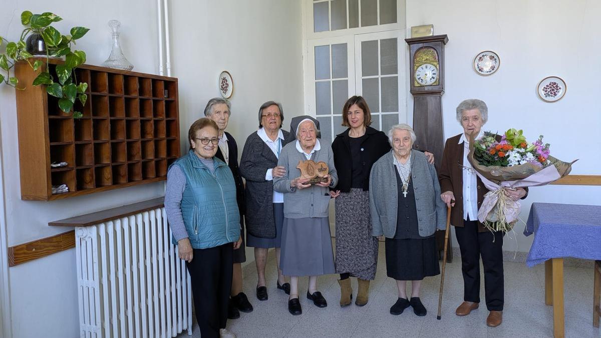 María Teresa Sala, en la Casa de Espiritualidad Jesús-María, de la avenida de Loiola de Azpeitia, junto a sus compañeras y la alcaldesa de la localidad.