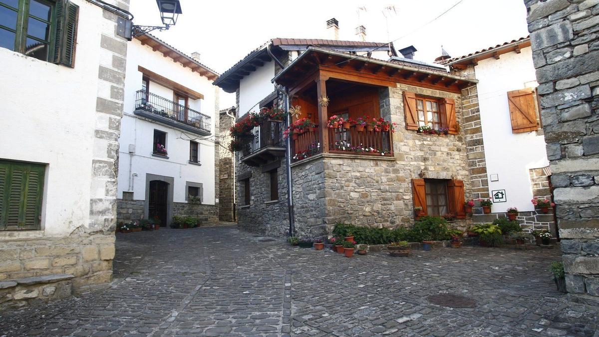 Casa en Roncal decorada con eguzkilores.