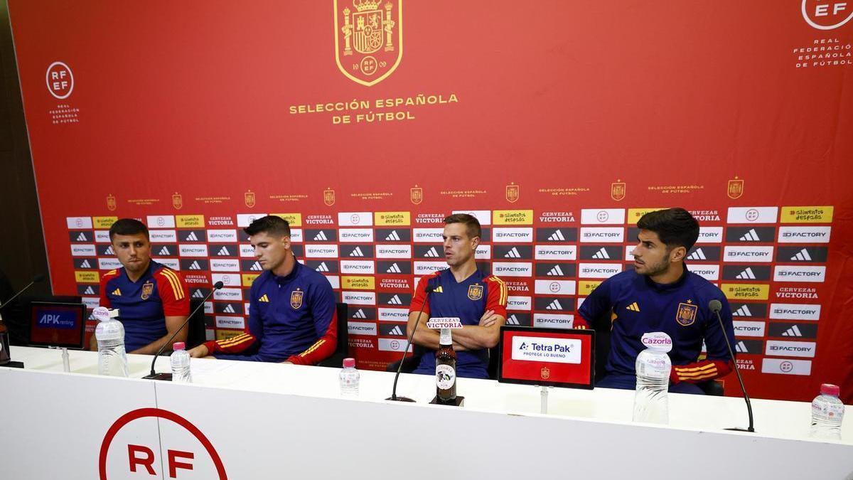 Álvaro Morata (2i), César Azpilicueta (2d), Rodrigo Hernández (i) y Marco Asensio, capitanes de la Selección española absoluta, durante su comparecencia,