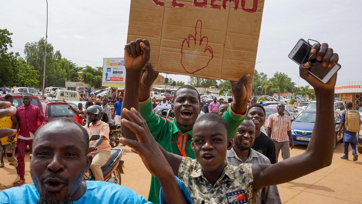 Seguidores de los golpistas de Níger protestan contra la Cedeao.