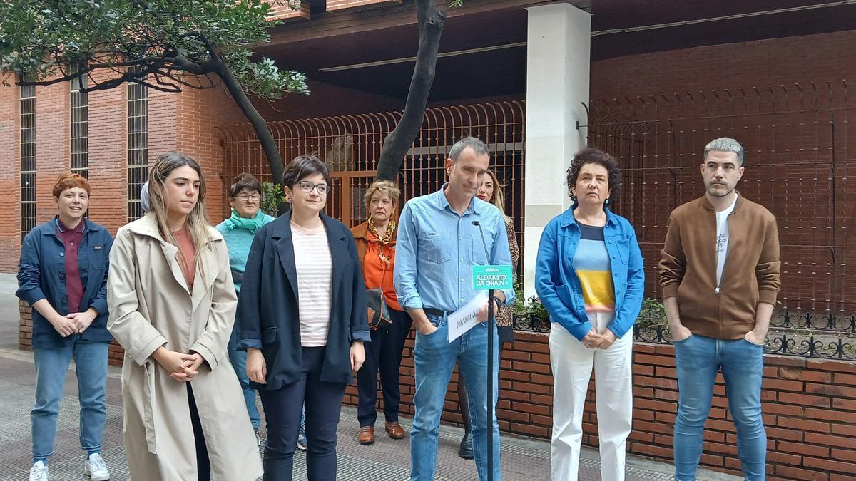 El número tres por Bizkaia de EH Bildu y secretario de Libertades Democráticas, Julen Arzuaga, en el callejón donde se produjo la carga policial que provocó la muerte de Iñigo Cabacas