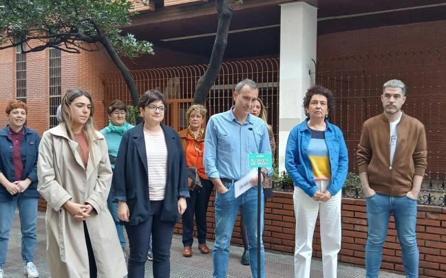 El número tres por Bizkaia de EH Bildu y secretario de Libertades Democráticas, Julen Arzuaga, en el callejón donde se produjo la carga policial que provocó la muerte de Iñigo Cabacas