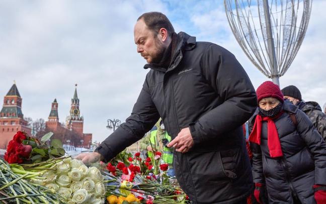 El periodista y activista ruso Vladímir Kara-Murzá, durante una ofrenda floral en 2021.