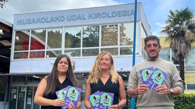 La técnica de Deportes, Aitziber Muñoz, la alcaldesa Maider Morras y el edil de Deportes Mikel San Miguel con el folleto que presenta la nueva oferta deportiva.