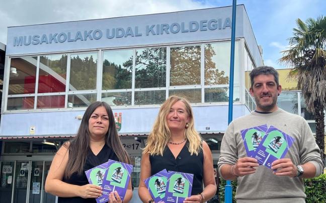 La técnica de Deportes, Aitziber Muñoz, la alcaldesa Maider Morras y el edil de Deportes Mikel San Miguel con el folleto que presenta la nueva oferta deportiva.