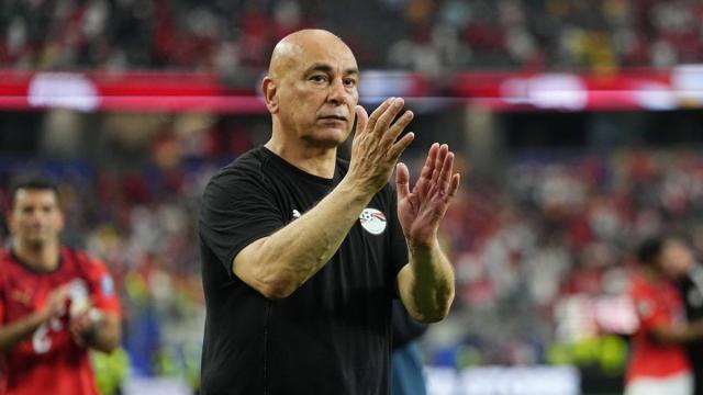 El seleccionador de Egipto sufrió un desmayo durante una pelea en público entre sus dos esposas.
