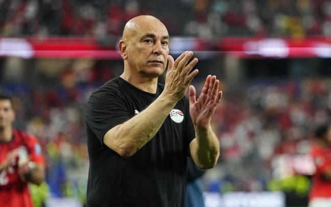 El seleccionador de Egipto sufrió un desmayo durante una pelea en público entre sus dos esposas.