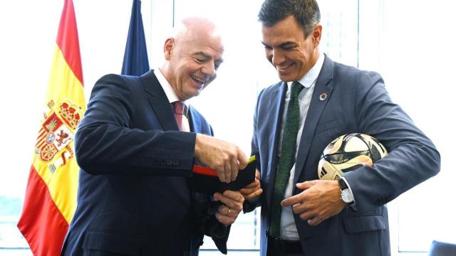 El presidente del Gobierno, Pedro Sánchez, junto al presidente de la FIFA, Gianni Infantino.