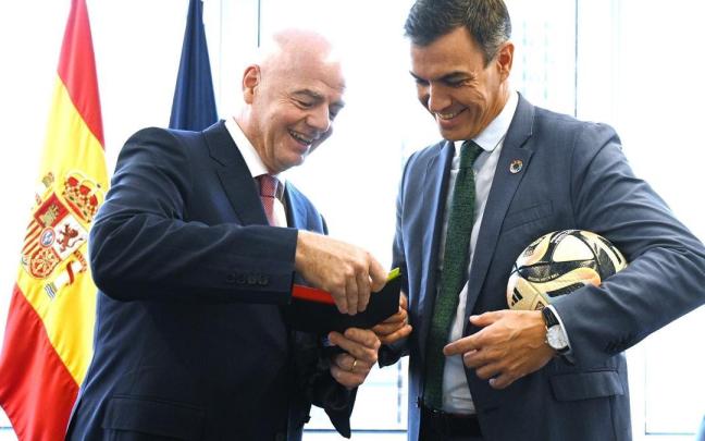 El presidente del Gobierno, Pedro Sánchez, junto al presidente de la FIFA, Gianni Infantino.