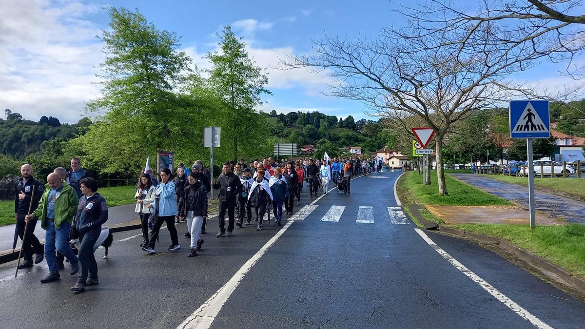 La manifestación partió desde La Arboleda y fue sumando más personas en Larreineta y Barrionuevo