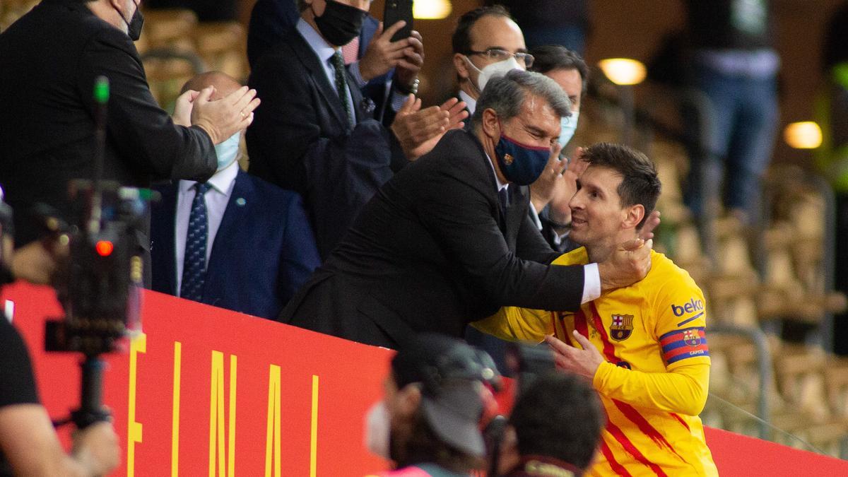 Laporta abraza a Messi tras la final de la Copa de 2021, en la que el Barcelona venció al Athletic.