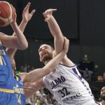 Tryggvi Hlinason intenta taponar un tiro griego en el partido jugado en Miriibilla. / PANKRA NIETO