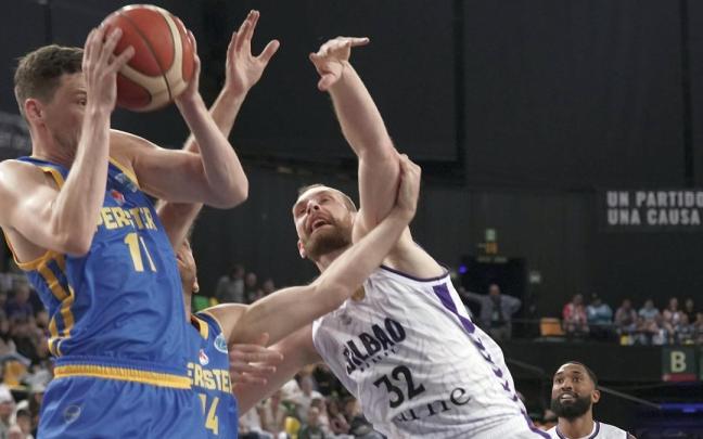 Tryggvi Hlinason intenta taponar un tiro griego en el partido jugado en Miriibilla. / PANKRA NIETO