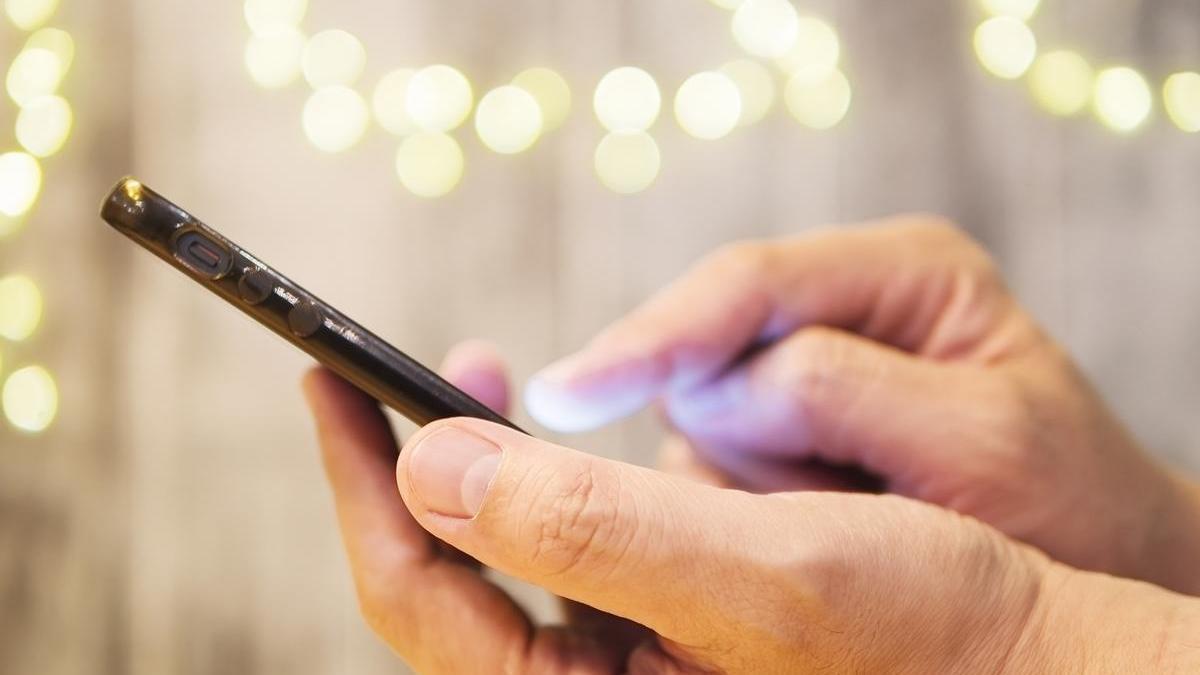 Hombre utiliza el teléfono móvil