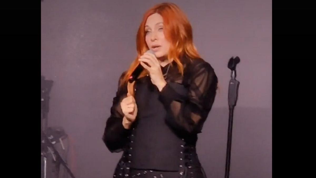 Leire Martínez, hablando desde el escenario.