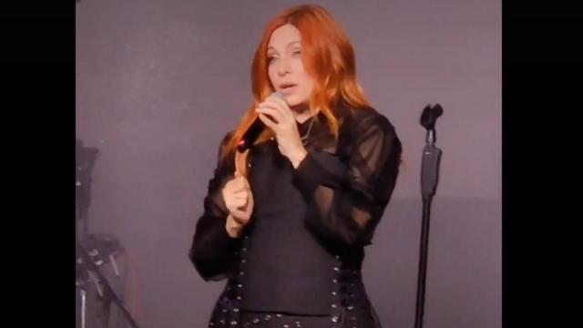 Leire Martínez, hablando desde el escenario.