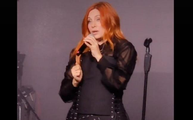 Leire Martínez, hablando desde el escenario.