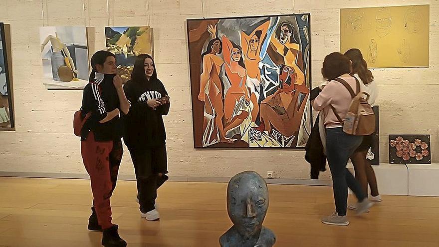 En la exposición se pueden disfrutar de cuadros y esculturas entre otros tipos de obras de arte.