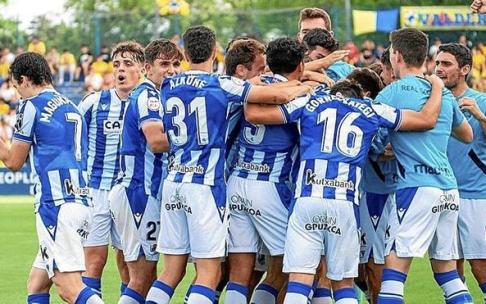 Los jugadores realistas celebran el gol de Kortajarena que ponía al Sanse 0-1 en Alcorcón. | FOTOS: REAL SOCIEDAD