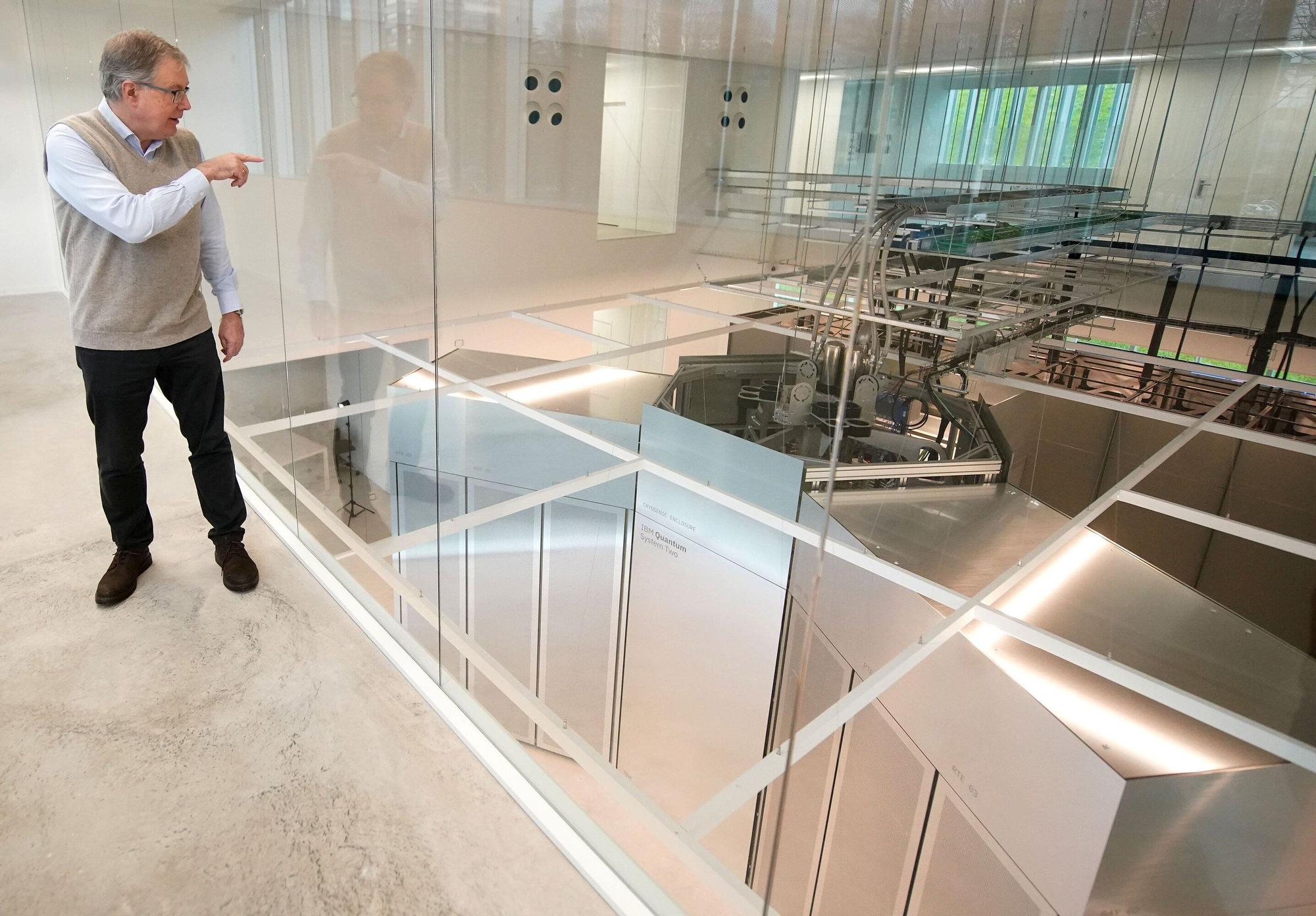 Fernando Cossío enseñando el ordenador cuántico desde arriba.