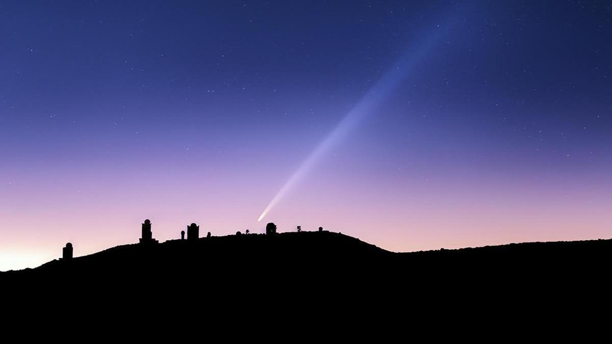 El C/2023 A3 Tsuchinshan-ATLAS, conocido como el 'cometa del siglo', sobrevuela el Observatorio del Teide.