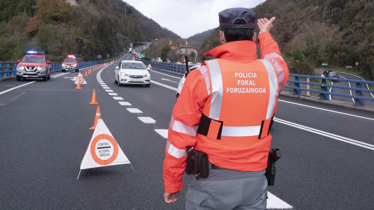 Agente de la Policía Foral durante un control de tráfico