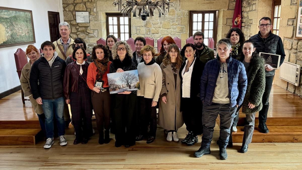 Jurado y participantes del concurso de escaparates de Navidad de Zarautz.