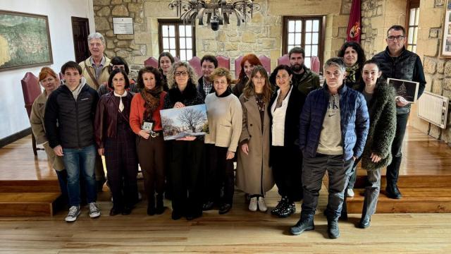 Jurado y participantes del concurso de escaparates de Navidad de Zarautz.
