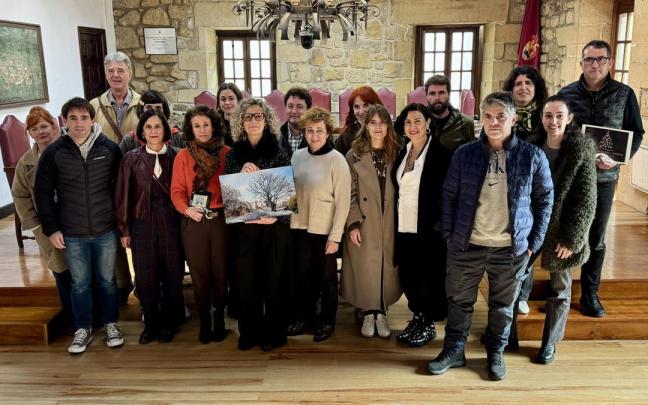 Jurado y participantes del concurso de escaparates de Navidad de Zarautz.