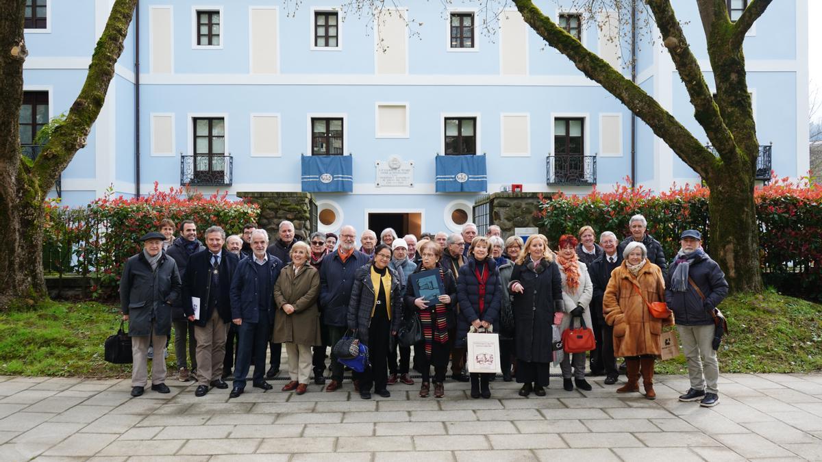 Los asistentes al encuentro posaron junto en el acceso del palacio Insausti, sede de la Real Sociedad Bascongada de Amigos del País