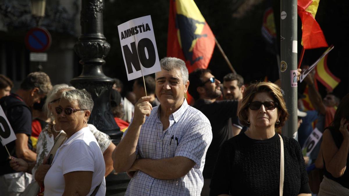 La Junta Directiva de Societat Civil Catalana encabeza la marcha, mientras que los representantes políticos ocupan un segundo plano.