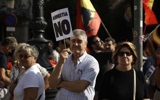 La Junta Directiva de Societat Civil Catalana encabeza la marcha, mientras que los representantes políticos ocupan un segundo plano.