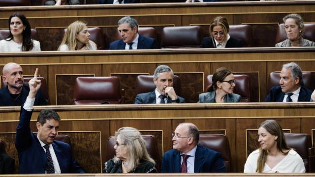 El diputado socialista Marc Lamuá ha afirmado por su parte que la Constitución no solo reconoce la pluralidad lingüística, sino que "es un mandato"