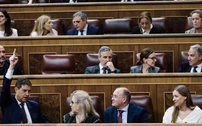 El diputado socialista Marc Lamuá ha afirmado por su parte que la Constitución no solo reconoce la pluralidad lingüística, sino que "es un mandato"