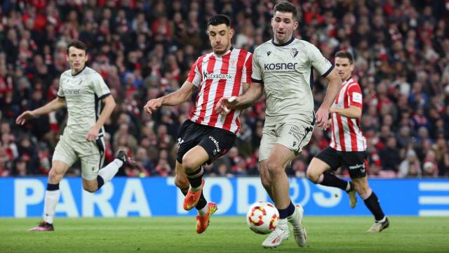 Yuri Berchiche y Jesús Areso en una acción del Athletic-Osasuna de Copa. Foto: JAVIER BERGASA