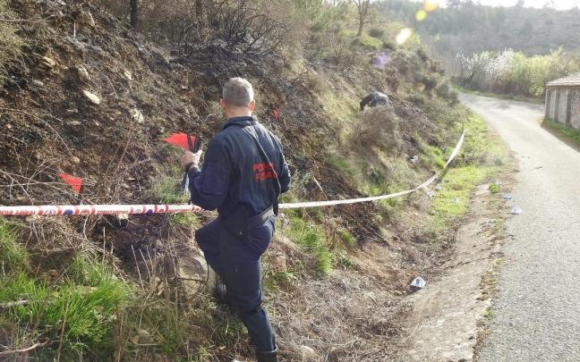 Un agente de la Policía Foral en el lugar del incendio. Un agente de la Policía Foral en el lugar del incendio.