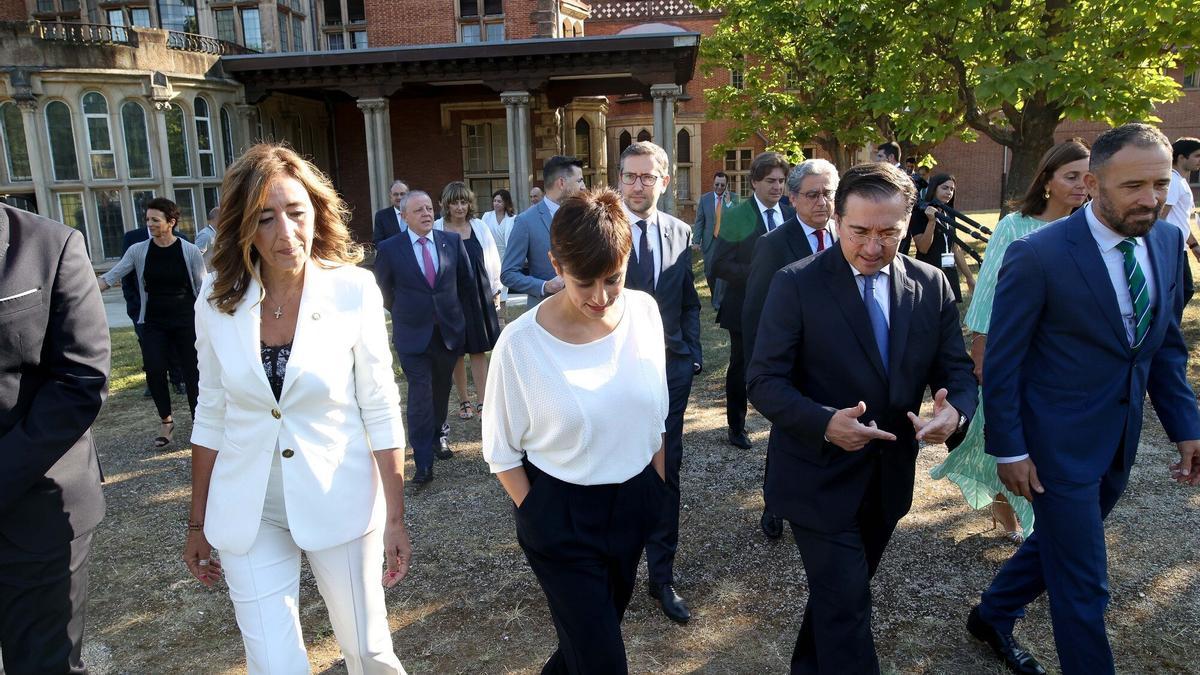 La consejera de Autogobierno, Olatz Garamendi, y la ministra de Política Territorial, Isabel Rodríguez, el año pasado en Leioa