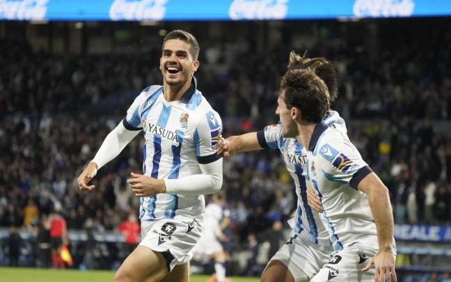 La plantilla de la Real Sociedad celebra la clasificación a la Europa League. / JULIO MUÑOZ / EFE