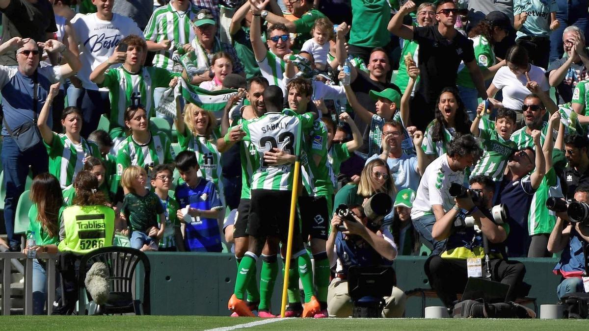 Los jugadores del Betis celebran el gol de Borja Iglesias.