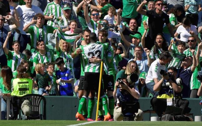 Los jugadores del Betis celebran el gol de Borja Iglesias.