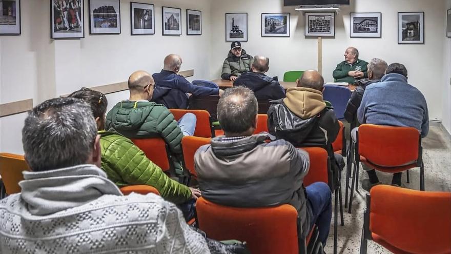 Integrantes de la Asociación Fotográfica de Basauri en una de sus reuniones y encuentros