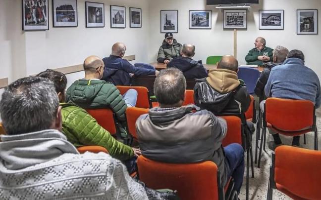 Integrantes de la Asociación Fotográfica de Basauri en una de sus reuniones y encuentros