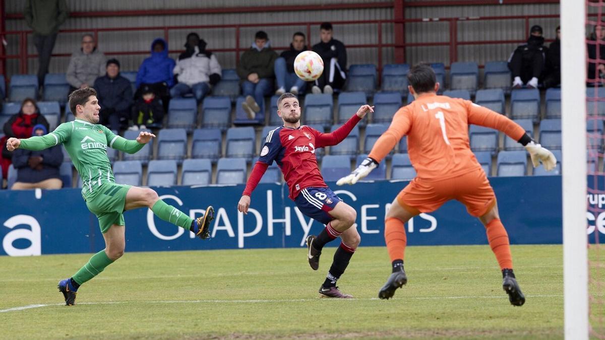 Iker Muñoz intenta rematar ante Lucas Anacker, portero del Cornellá.