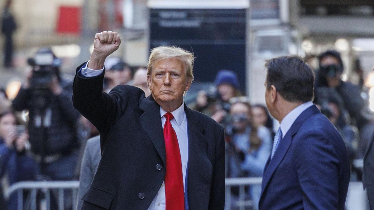 Donald Trump, con el puño en alto a la salida de un tribunal de apelaciones de Nueva York.